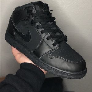 JORDAN 1 MID ‘Triple Black’